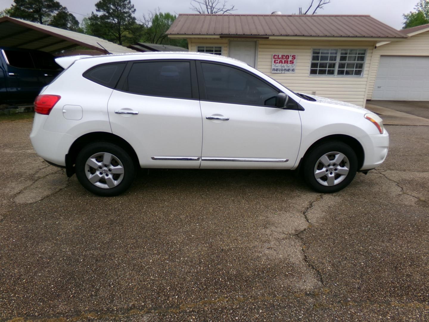 2011 Nissan Rogue S 2WD (JN8AS5MT2BW) with an 2.5L L4 DOHC 16V engine, CVT transmission, located at 401 First NE, Bearden, AR, 71720, (870) 687-3414, 33.726528, -92.611519 - Photo#17